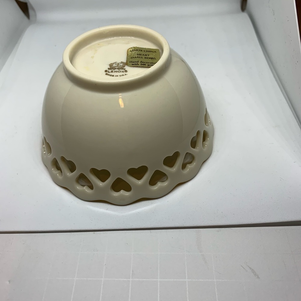 Lenox Hearts Collection Footed Small 24K Gold Trim Bowl - Picture 4 of 13